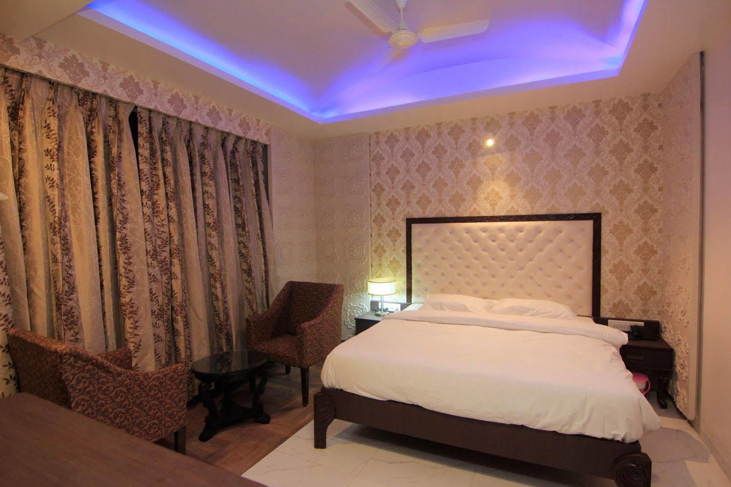 Hotel Sai Dharam Palace Shirdi Εξωτερικό φωτογραφία